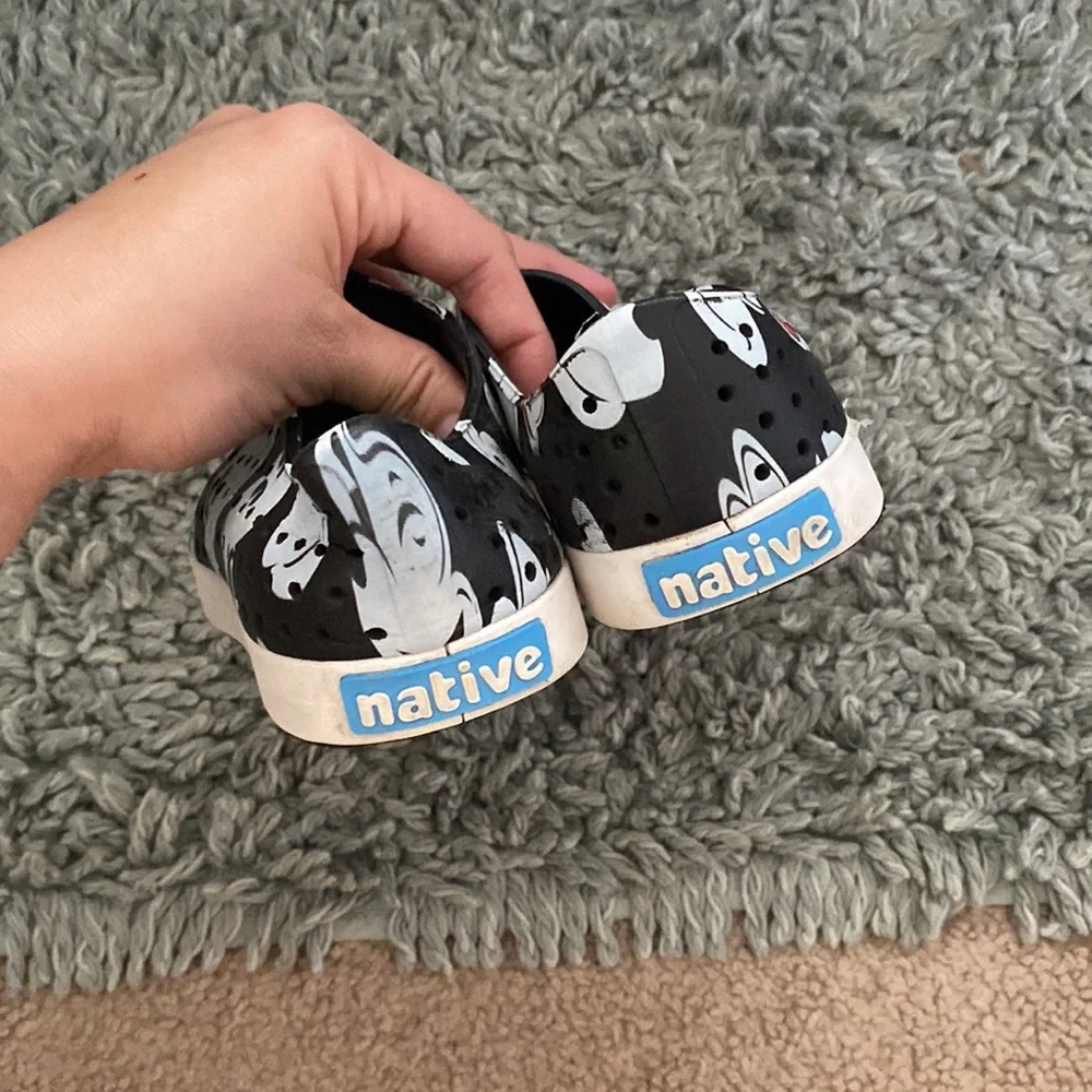 🤍🖤Native Mickey Disney slip on 🖤🤍size 3